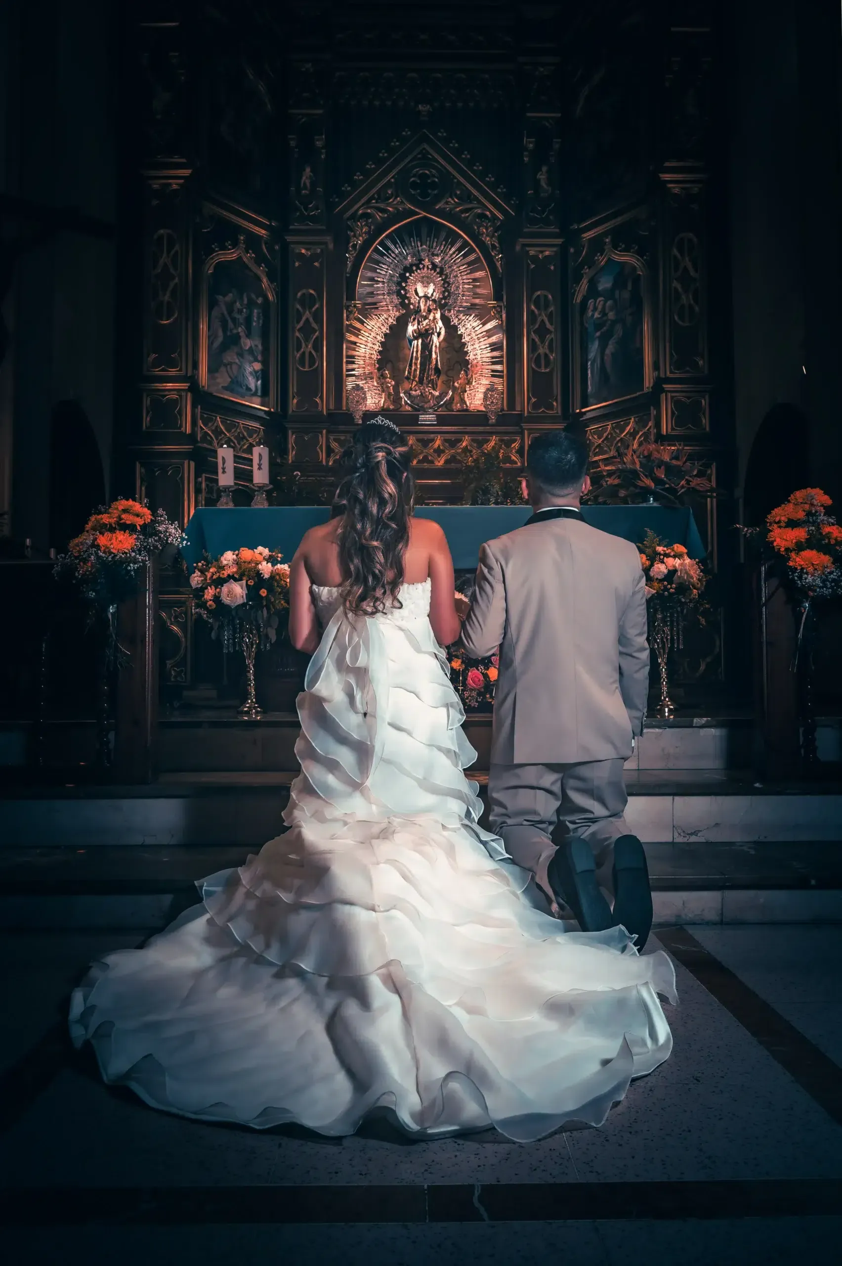 Novia y novio ante el altar durante su ceremonia de boda.